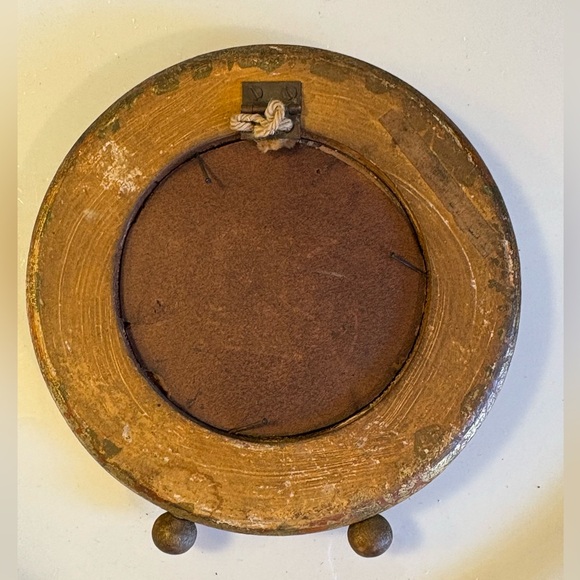 Round Florentine Frame - Picture 7 of 10